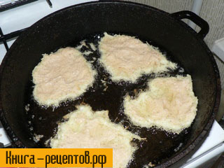 Картофельные драники - фото рецепт приготовления. Вкусные нежные драники со сметаной - отличная идея для завтрака.